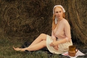 Вот, девушка на сене. А не это.