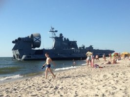 ...а тем временем в прошлую субботу на единственном пляже, единственного на Татуине водоема, голые(для непринужденности) Джавы, практически собрали копию звездного разрушителя типа "Имперский"