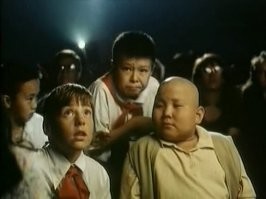 герой для данного поста (отлично сыграл, кстати) в центре..