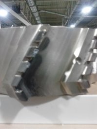 Помню когда ещё не открыл своё дело,а работал на предприятии,а там под тысячу человек,каких клиентов там только не повидал))))
Один когда срывал резьбу на болте,сажал их на клей
Ещё один пытался фрезой для дерево кусок железяки отфрезеровать (фото прилагается)))