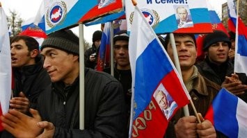 А в голову Вам не приходит, что завоз бесправных иммигрантов - есть государственная политика. С ними удобно грабить Россию.