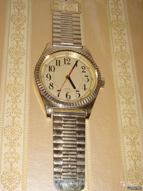 Крутые настенные часы в виде классических наручных выглядят вот так
