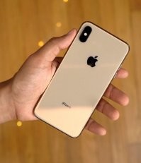 А я в этом году приобрел iPhone XS Max. Считаю, что этот смартфон один из красивейших. Особенно в золотом цвете. 100500 камер мне и нахрен не сдались. А сундучка с 256Гб памяти хватает с лихвой.

 В общем я ни о чем не жалею и думаю, что он продержится у меня, лет эдак 5, как и бывший iPhone 6.