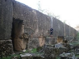 В России тоже есть свои мегалиты которым десятки тысяч лет , но всем насрать - христианизаторы переписали всю историю древних славян и сейчас вы ни в одном учебнике истории не узнаете что это за сооружения .