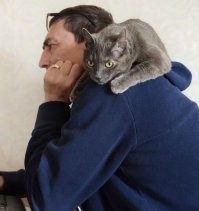 Наши хвостатые подобрыши почти все на моём супруге "живут" - очень социальные, без людей не могут. Один котик, правда, на плечи залезть не может - жирненький, под 10 кг