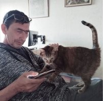 Наши хвостатые подобрыши почти все на моём супруге "живут" - очень социальные, без людей не могут. Один котик, правда, на плечи залезть не может - жирненький, под 10 кг