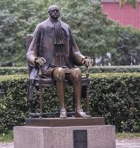 Был человечный портрет ... Что то вот это никого не смущает ......... Кстати скульптор Михаил Шемякин тоже друг Высоцкого .. хорошо что не он делал надгробие