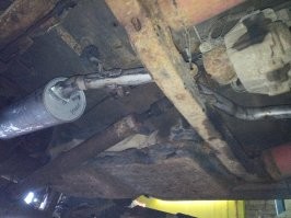 Это просто. Куда бак повесили, туда и лючок. 
Но не всегда. 
Например, на Гпейт Волл Сейф, подмосковной сборки, в отличии от китайской версии (и японской) зачем-то перевесили бак на левую сторону. 
А лючок оставили справа. 

Из-за этого, трубопровод от горловины до бака, стал длинным, поперек всего кузова. 
И путь выхлопа, стал извилист, так как выпуск у двигателя остался слева, а вот банку глушителя, пришлось перевешивать на правую сторону. 

Зачем это было нужно, я до сих пор не пойму, хотя езжу на этой машине с 2007 года.