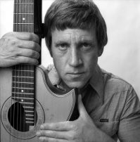 Эта фотография была сделана другом детства Иосифа Александровича, фотографом, Леонидом Лубяницким. Иосиф Бродский, обладал великолепным чувством и знанием языка. Когда его спросили, как он относится к Высоцкому, тот приведя в качестве примера текст песни "Я любил и женщин и проказы... ", сказал, что Высоцкий обладает великолепным знанием и чувством русского языка и хорошо умеет им пользоваться, добавив, что мы его очень навидим. Леонид Лубяницкий был очень дружен с Высоцким, и когда Владимир Высоцкий с Мариной Влади приехали в Нью-Йорк, Леонид и познакомил Высоцкого с Бродским. Он сделал эту фотографию, и оставил их одних. Они долго о чем-то разговаривали. На вопрос, что вы делали, Бродский сказал:
- Пили чай.
Высоцкий добавил:
- Причем, чай Высоцкого.
А Бродский произнес:
- А сахар Бродского.

К сожалению, Леонид Лубяницкий 26 апреля 2020 года покинул этот мир. Кроме множества великолепных фотографий, он, по моему мнению, сделал один из лучших портретов Владимира Семеновича. Вот этот: