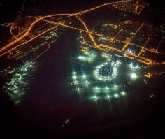 Неа, круче. Вот фото аэропорта Внуково с высоты. Он каким то образом отразился на облаках. Они в тот день были низкие и был туман. Нам часа полтора понадобилось для разгадки)) Даже стало жаль, что это не нло