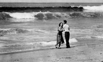 Недавно был пост про Пулицеровскую премию за фото где пара на берегу у которой как раз вот так только что унесло ребенка.
Фотограф ссука подсуетился.