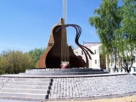 Вот ещё в Набережных Челнах есть памятник Высоцкому.
Правда без скульптуры.