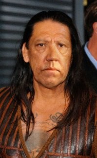 По ходу открывается ещё одна тайна : зачем Володька сбрил усы ..