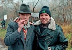 Ефремов(Тимоха Ягин) и Сукачев(водила скорой Энджи),в костюмах, на съемках картины "Кризис среднего возраста", реж. Гарик Сукачев...