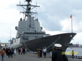 Люди! Вас снова обманули!  На фото испанский фрегат F101 Álvaro de Bazán, не имеющий никакого отношения к затронутой теме. 
Вот его систершип на военно-морском салоне в Питере.  Тупые боты...