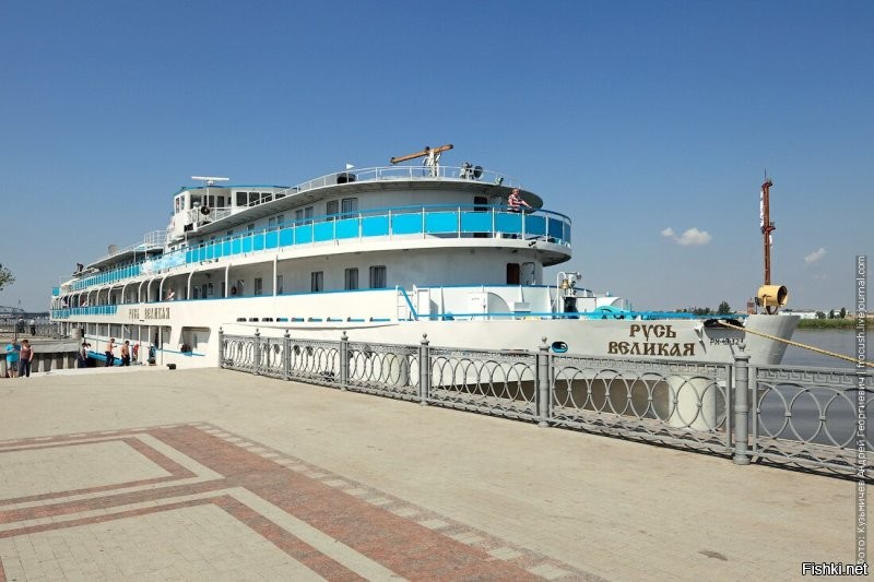 идёт по Волге теплоход