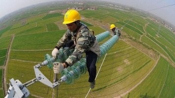 Он хочет открутить болт, удерживающий изоляторы? И самое важное, чем он хочет открутить). Мда,фотошоперы, нынче не те