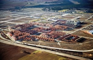 таких "красивых" мест навалом, ни души, горощда призраки, этот еще небольшой.