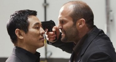 Фильм "Война" с Джет-ом Ли очень неплохим получился. И боевик  хороший, и главные герои нужным образом мотивированы, взаимоотношения героев и злодеев сплетены в плотный клубок интриг, предательств и двойных игр и развязка неожиданная.
Остальные боевики не настолько сценарно продуманы, так  - тупое мясо, где Стетхем круто все мочит в рукопашку и стреляет и разных калибров и водит автомобили. К\ф "Война" получился слегка поглубже в проработке образов главных действующих лиц.
Это, разумеется, на мой субъективный взгляд.