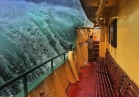 Похоже на пассажирский паром у нас в Сиднее во время шторма пару лет назад: