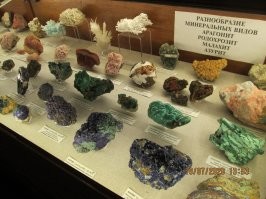 Минералогический иузей им. Ферсмана. Собственно, ради посещения музея я на той неделе и ходил в Нескучный сад. А все прочие белки и стрелки были приятным бонусом. Очень рекомендую. Вот вроде один зал, а за 3 часа все в подробностях не рассмотрел. Ноги устали.