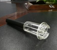 Ни разу таким способом не открывал. Если случалось без штопора, то я просто проталкивал пробку внутрь длинным ключом.
Я и сейчас открываю винные бутылки без штопора.