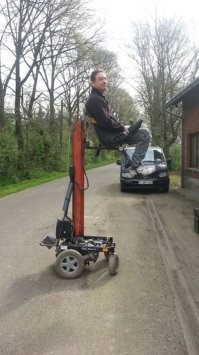 Этот чувак не остановится (( Видимо хочет себе ещё шею сломать ((