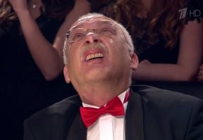 Нейросеть заменила всех героев сериала "Друзья" на Александра Друзя