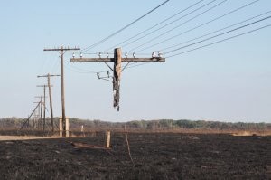 Вот такие случаи не редки, когда столб снизу сгорает и повисает на проводах.