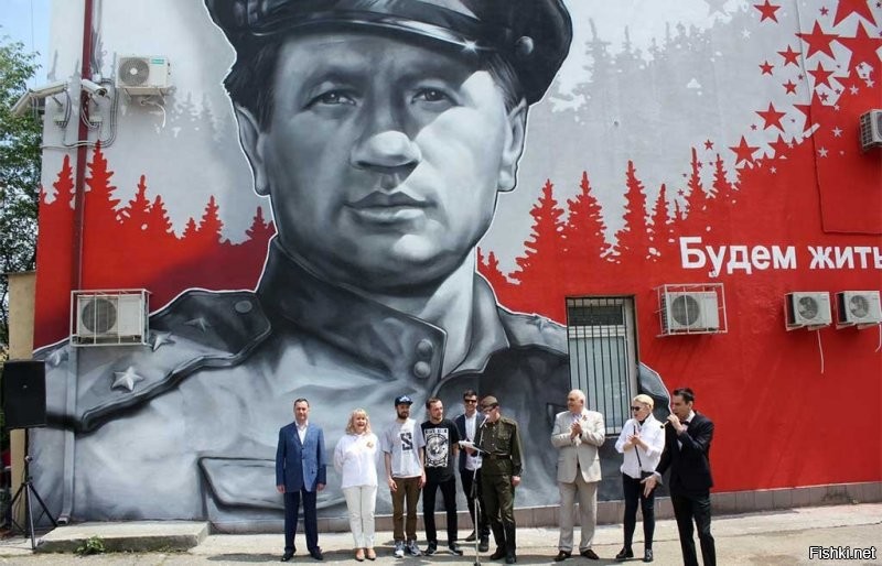 Странно...
Настоящим Героям графити не закрашивают! А если кто и хочет закрасить. то ссут жидким кипятком от страха, так как знают, что обычные люди за это руки сломают...
А пропиндоское говно закрашивают так. что оно даже от краски не успевает высохнуть...
Пусть в своей СШАнии этой мрази графили рисуют. Он же туда хотел и мечтал о свободе?
Он её получил... потомки о этой швали помнят....