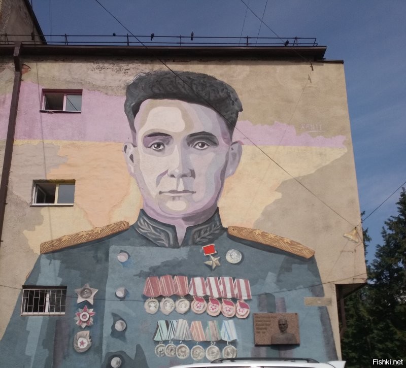 Странно...
Настоящим Героям графити не закрашивают! А если кто и хочет закрасить. то ссут жидким кипятком от страха, так как знают, что обычные люди за это руки сломают...
А пропиндоское говно закрашивают так. что оно даже от краски не успевает высохнуть...
Пусть в своей СШАнии этой мрази графили рисуют. Он же туда хотел и мечтал о свободе?
Он её получил... потомки о этой швали помнят....