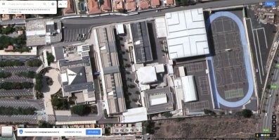 Сказать,что эта тема Священная – это практически не сказать ничего. Испания это страна где не только восхваляют и пропагандируют футбол ,но и гигантские вложения. Это не только говорильня –это ещё и дело. 
Живу на островной Испании .Остров с населением в 900 тысяч человек. Остров вулканического происхождения и чтоб возвести очередное поле это нужно вгрызаться в камень ,выравнивать площадку. Футбольные поля есть при школах, есть простые дворовые. Но практически каждый населённый пункт имеет свой клуб и футбольное поле. Если попробовать провести аналогию, то населённый пункт на Тенерифе –это запросто  по количеству проживающих может быть равно Московскому или Питерскому двору .Особенно в местах много этажной застройки.   Поле это минимум с автоматизированным поливом,трибунами,кафе ,передевалками и прочими плюшками. И не важно где поле расположено у подножия или в горах. 
Как правило это 2-3 тренировки в неделю и на выходные игра на выезде . 
Что бы понять отношение Испании ,как государства к развитию футбола – вот пару картинок . Это поля при школе и масштабы всего населённого пункта ради которого всё это построили. И таки да ,прямо через дорогу от школы ещё одно футбольное поле .Полностью отреставрированное за этот год .  
Играют и мальчишки и девчонки и играют очень здорово. Другой раз смотришь, как  с мячом управляются и диву даёшься. 
Родители и бабушки с дедушками всё это поощряют своим присутствием на тренировках и играх, болея за свой клуб