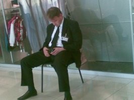 Он и без особого комфорта засыпает. Работа такая