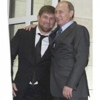Вот интересно. То что я читал про работу большинства анти террористических подразделений в мире, так это то, что наиважнейшая задача, если не внедриться в ячейку террористов или не заиметь себе там осведомителя, так  это - взять живьём самого террориста, и через дознание выявить остальных членов, агентурную сеть, тайники, связных, кодовые слова, источники финансирования итд итп. Потому что один террорист не так важен, как важна сама схема и организация той или иной группировки. Современные же методы с кучей оружие нелетального действия, с  лёгкостью позволяют взять в плен живым хоть Осаму Бин Ладена пока он завязывает шнурки.
Но когда террориста уничтожают, и нет никакой оперативной съёмки (хотя камеру сейчас можно куда угодно повесить), закрадывается мысль о том что - просто разобрались с неугодным человеком, а уже оружие, наркотики, взрывчатку итд итп, тупо подбросили и придумали историю о том какие силовики молодцы. С учётом того, что власть любит сама устраивать всякие теракты, когда рейтинг падает, чтоб отвлечь народ от социально-экономических проблем и завинтить гайки в законодательстве о полномочиях силовых структур, любая расправа над "преступником" выглядит как казнь без суда и следствия человека, который слишком много знал или сильно кому-то мешал. Я может конечно и заблуждаюсь и Путин не причастен ко взрыву жилых домов, но тот факт что чеченский головорез и сепаратист получил звание Героя России от него - неоспоримый факт. И так как наша власть больше любит договариваться и ублажать бандитов, то вполне возможно - убили хорошего и честного человека, который что-то знал, и было понятно, что об этом скоро узнают все. А это недопустимо. Поэтому при задержании он открыл огонь из 203мм гаубицы и с криком "Аллаху Акбар" пытался взорвать самодельную теромядерную бобмбу (сделанную по схеме классической слойки), не оставив шанса силовикам, которые хотели у него просто паспорт проверить, но пришлось пристрелить.
Не утверждаю что именно я прав (а то сейчас набегут безмозглые амёбы ура-патриоты), но в 2020 году, и по совокупности всех прожитых в РФ лет, такое вот "задержание" смотрится просто очень подозрительно.
