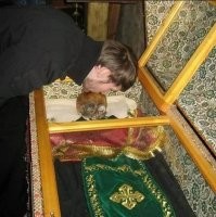 На парад идет отряд, барабанщик очень рад !

А после парада морячки стройными рядами отправились целовать черепушку адмирала Ушакова .

В  Россию вернулось мракобесие и некрофилия. Какая мерзость !(((