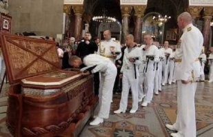 На парад идет отряд, барабанщик очень рад !

А после парада морячки стройными рядами отправились целовать черепушку адмирала Ушакова .

В  Россию вернулось мракобесие и некрофилия. Какая мерзость !(((