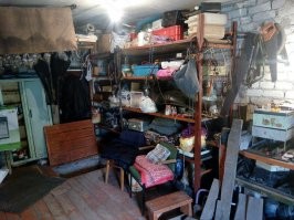 Это блин гламурные места. Вот берлоги.  У меня у бати гараж на две машины. Строили чтобы два джипа залезло, двери на распашку и еще место под мастерскую в конце было. Сейчас одна влазит. Остальное все забито. И выкинуть жалко. Периодически полгаража выкидываем раз в год, но опять копится. То ремонт, то еще что из дома принесешь.