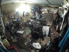 Это блин гламурные места. Вот берлоги.  У меня у бати гараж на две машины. Строили чтобы два джипа залезло, двери на распашку и еще место под мастерскую в конце было. Сейчас одна влазит. Остальное все забито. И выкинуть жалко. Периодически полгаража выкидываем раз в год, но опять копится. То ремонт, то еще что из дома принесешь.