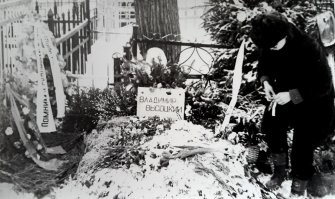 Даже спустя полгода, в феврале 1981-го (когда я заехал на Ваганьково), каждый день, в любой снег и мороз его могила была усыпана цветами...