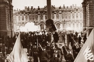 Зимний дворец в России - символ власти, хоть там после 17-го и не было ни царей, ни правительств никаких, но в памяти народной он так и остался Символом, особенно у советского поколения.