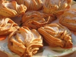 Не знаю, что у вас там за мясорубка, но это печенье (кстати, на маргарине, а не на масле) испокон веков выглядело по другому