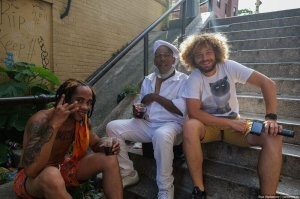 "47. Зашел на "Лестницу Джокера"... Местные мужики пьют коньяк." Ну во-первых не мужики это, местные 3,14...орки встретились с приезжим, идет обмен опытом. Там бы это ЧМО лохматое и оставалось.