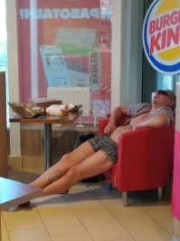 Это блин в любом бургер-кинге России и мира. Что вы хотите, в отличие от мака здесь подают еще и пиво, а в отличие от кфс не только фрагменты непонятно сколько лет назад и при каких обстоятельствах погибшей курицы, но и переработанные жилы вырастившей ее коровы