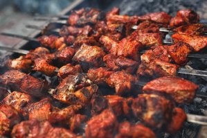 Пустившийся в погоню за псом олень протаранил стеклянную дверь