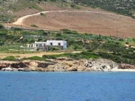 У него уже сть дом, на острове Антипарос.