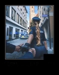 Девушки-полицейские прикалываются