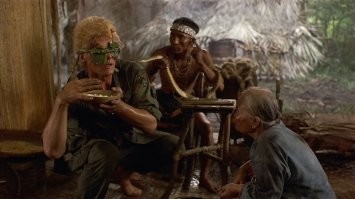 1. Фильм «Огонь в глазах самурая» (1967) -это семнадцатый фильм в японской франшизе «Затойчи». 
2. Чтобы создать фильм о слепом самурае в Америке, понадобилось два режиссера, три студии, семь лет и одиннадцать набросков сценария. 
3. Продюсер Дэниел Гродник продал сценарий Джеффу Сагански, президенту Tri-Star Pictures, придумав  два рекламных слогана: «Ему не нужна собака» и «Молитесь, чтобы вы увидели его, прежде чем он услышит вас». Главный слоган, используемый на американских постерах фильма, был похож на первоначальный: «Он может быть слепым, но ему не нужна собака».
4. Консультантом Хауэра был слепой дзюдоист Линн Мэннинг, но его имя отсутствует в титрах.
5. Персонажи Лайл Пайк и Тектор Пайк были названы в честь трех персонажей из фильма Дикая банда (1969): Лайл и Тектор Горч (Бен Джонсон и Уоррен Оутс) и Пайк Бишоп (Уильям Холден).
6. Имена персонажей Ник Паркер и Фрэнк Деверо были даны как дань уважения героям комиксов Marvel Нику Фьюри и Фрэнку Каслу / Карателю. Ник Фьюри и Фрэнк Касл были ветеранами войны (Фьюри сражался во Второй мировой войне, а Касл во Вьетнаме). Ник Паркер ослеплен взрывом миномета, а бывшая жена Фрэнка Деверо Линн убита незаконным владельцем казино и криминальным авторитетом МакКриди.
7. Персонаж, изображенный японским актером Шо Косуги, не назван по имени, в титрах он фигурирует как «Убийца». Косуги появляется только на 74 минуте фильма, у него всего около 2 минут экранного времени.
8. Брэндон Колл (род. в 1976г.) - актер, сыгравший роль Билли, начал сниматься в возрасте 2-х лет. Он играл сына Дэвида Хассельхоффа в "Спасателях Малибу", после роли в фильме с Халком Хоганом "Гром в раю" (1994) Колл ушел из кино. 
9. Британская версия фильма была отредактирована, вырезали диалог «Бензин в смеси с моющим средством ...»  из-за опасений изготовления такого вещества после просмотра фильма.
10. Предполагалось, что фильм будет первой частью в трилогии, но сиквелы так и не вышли из-за плохих сборов.