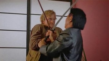 1. Фильм «Огонь в глазах самурая» (1967) -это семнадцатый фильм в японской франшизе «Затойчи». 
2. Чтобы создать фильм о слепом самурае в Америке, понадобилось два режиссера, три студии, семь лет и одиннадцать набросков сценария. 
3. Продюсер Дэниел Гродник продал сценарий Джеффу Сагански, президенту Tri-Star Pictures, придумав  два рекламных слогана: «Ему не нужна собака» и «Молитесь, чтобы вы увидели его, прежде чем он услышит вас». Главный слоган, используемый на американских постерах фильма, был похож на первоначальный: «Он может быть слепым, но ему не нужна собака».
4. Консультантом Хауэра был слепой дзюдоист Линн Мэннинг, но его имя отсутствует в титрах.
5. Персонажи Лайл Пайк и Тектор Пайк были названы в честь трех персонажей из фильма Дикая банда (1969): Лайл и Тектор Горч (Бен Джонсон и Уоррен Оутс) и Пайк Бишоп (Уильям Холден).
6. Имена персонажей Ник Паркер и Фрэнк Деверо были даны как дань уважения героям комиксов Marvel Нику Фьюри и Фрэнку Каслу / Карателю. Ник Фьюри и Фрэнк Касл были ветеранами войны (Фьюри сражался во Второй мировой войне, а Касл во Вьетнаме). Ник Паркер ослеплен взрывом миномета, а бывшая жена Фрэнка Деверо Линн убита незаконным владельцем казино и криминальным авторитетом МакКриди.
7. Персонаж, изображенный японским актером Шо Косуги, не назван по имени, в титрах он фигурирует как «Убийца». Косуги появляется только на 74 минуте фильма, у него всего около 2 минут экранного времени.
8. Брэндон Колл (род. в 1976г.) - актер, сыгравший роль Билли, начал сниматься в возрасте 2-х лет. Он играл сына Дэвида Хассельхоффа в "Спасателях Малибу", после роли в фильме с Халком Хоганом "Гром в раю" (1994) Колл ушел из кино. 
9. Британская версия фильма была отредактирована, вырезали диалог «Бензин в смеси с моющим средством ...»  из-за опасений изготовления такого вещества после просмотра фильма.
10. Предполагалось, что фильм будет первой частью в трилогии, но сиквелы так и не вышли из-за плохих сборов.