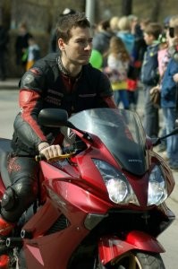 «Влад минут 5 подавал признаки жизни, был без сознания, дышал, стонал немного, но медиков не дождался. Я с Владом лет 6-7 знаком был. Он всегда максимально спокойно ездил, как мне кажется. Последний, на кого я мог подумать, кто попадет в аварию – это про него», – рассказывает его знакомый Александр Папулов"