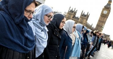 Сдаётся мне, что это переодетый "джентльмен удачи"